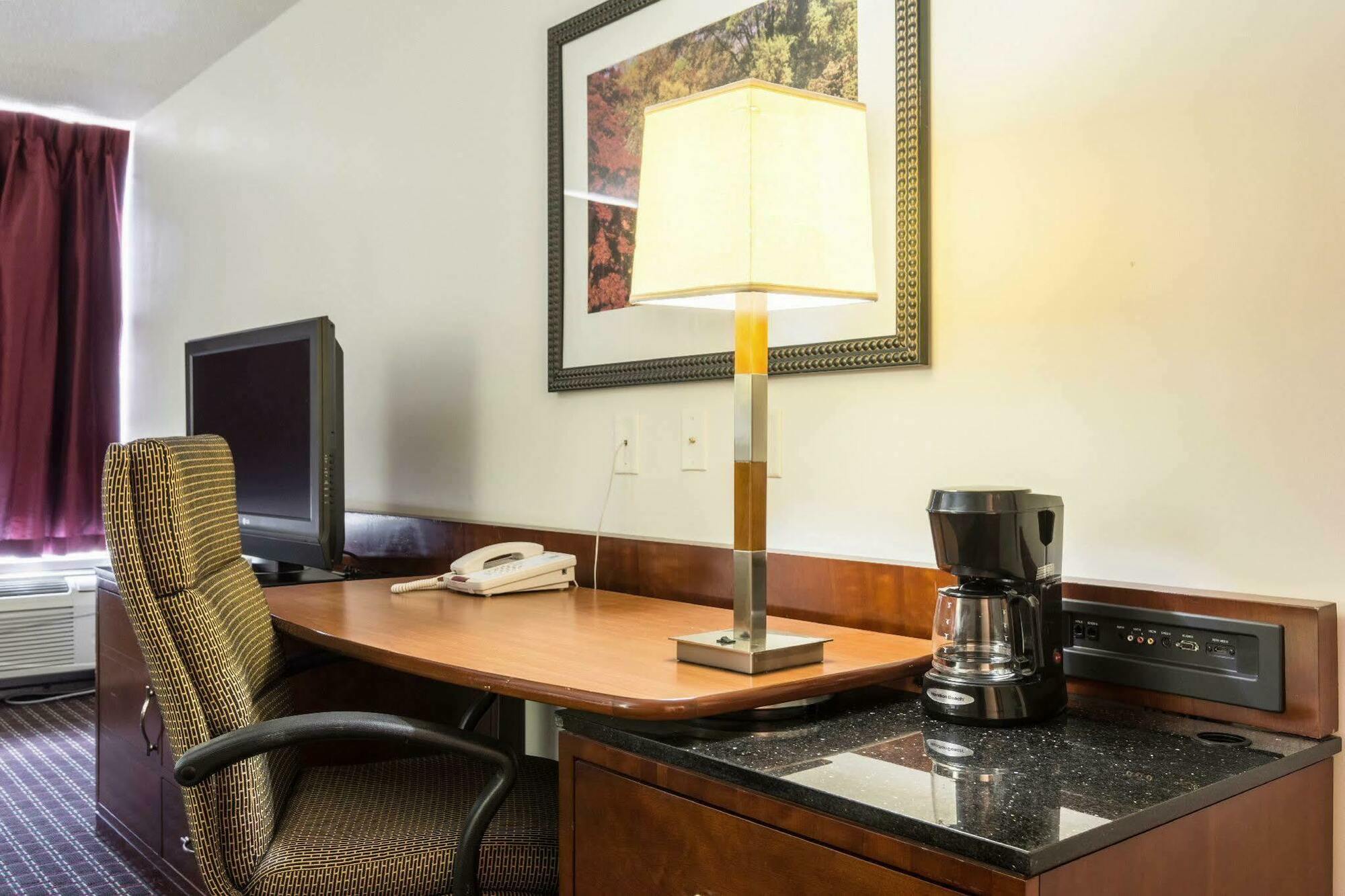 Days Inn By Wyndham Hartsfield Jackson Atlanta Airport West College Park Eksteriør billede